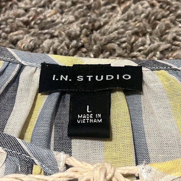 NWT I.N. Studio, large blouse with bell sleeves. - Picture 3 of 7